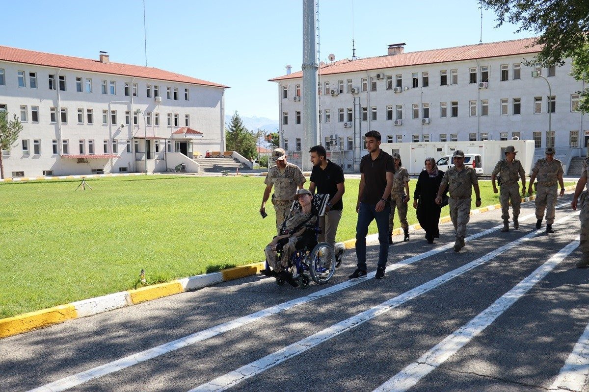 Erzincan’da fiziksel engelli Berat Asaf Yeniçeri’nin, askeri üniforma giyinme hayali