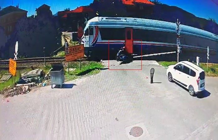 Zonguldak’ın Çaycuma ilçesinde hemzemin geçitten geçmeye çalışan motosiklete yolcu treni