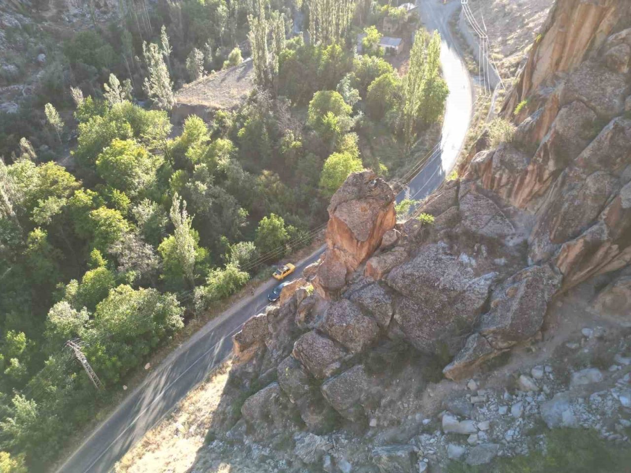 Erzurum’un Uzundere ilçesi Pehlivanlı Mahallesi’nde dağ yamacında çatlayan ve kırılan