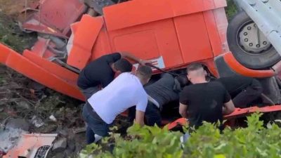 Zonguldak-Ereğli kara yolunun Delihakkı mevkisinde bir tırın kontrolden çıkarak şarampole