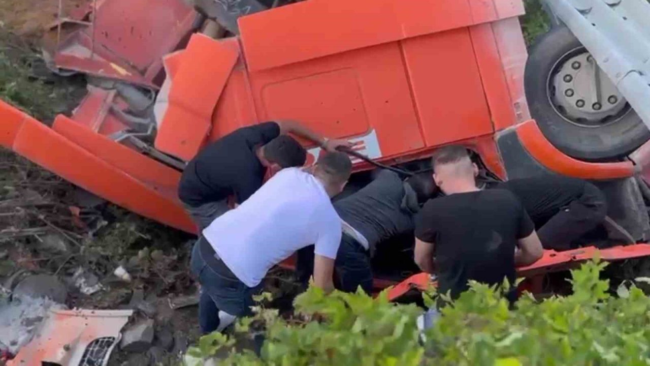 Zonguldak-Ereğli kara yolunun Delihakkı mevkisinde bir tırın kontrolden çıkarak şarampole