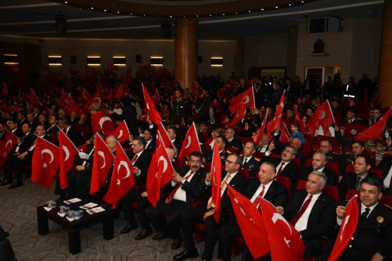 Erzurum’da 29 Ekim Cumhuriyet Bayramı’nın 102’nci yılı, hava muhalefeti nedeniyle