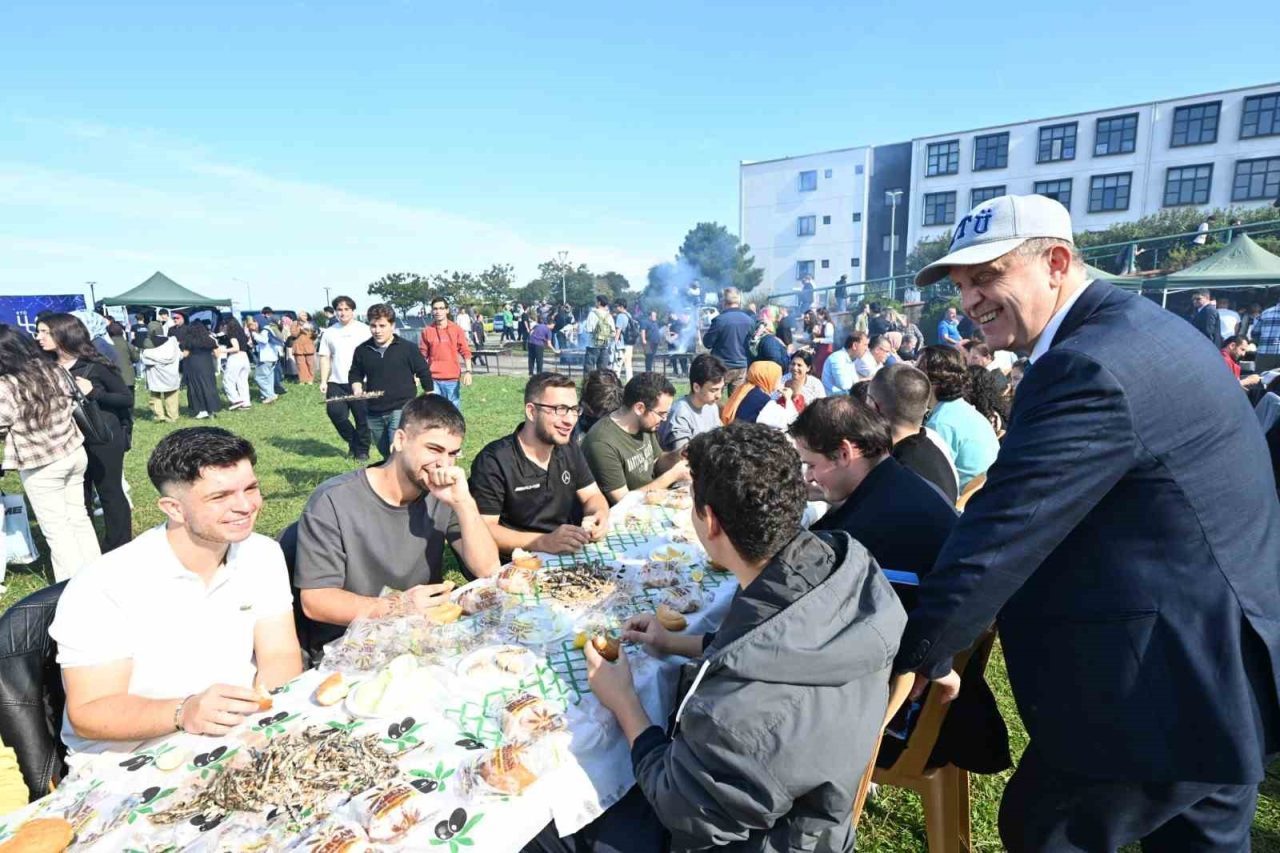 Trabzon’da her yıl Karadeniz Teknik Üniversitesinde (KTÜ) düzenlenen geleneksel hamsi