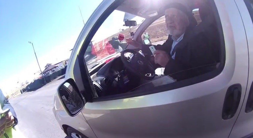 Bayburt’ta yol kontrol noktasında kimlik denetiminden geçen 76 yaşındaki Hüseyin