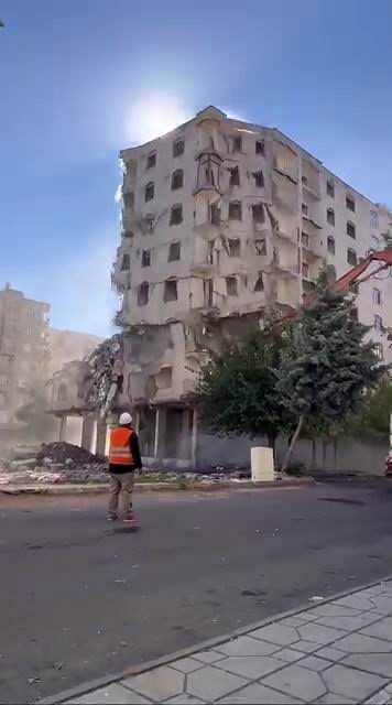 Diyarbakır’da Maraş merkezli depremlerde ağır hasar alan bir bina, iş