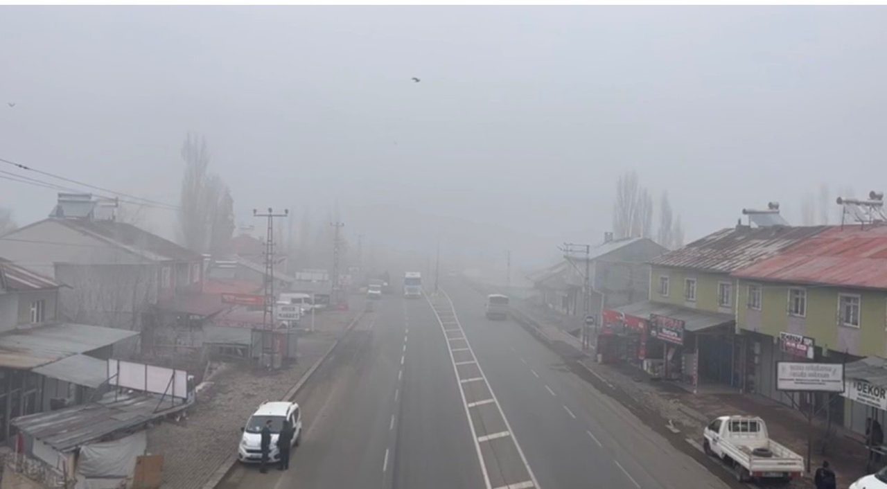 Ağrı’da sabah saatlerinde etkili olan sis, kent merkezi ve Ahmed-i