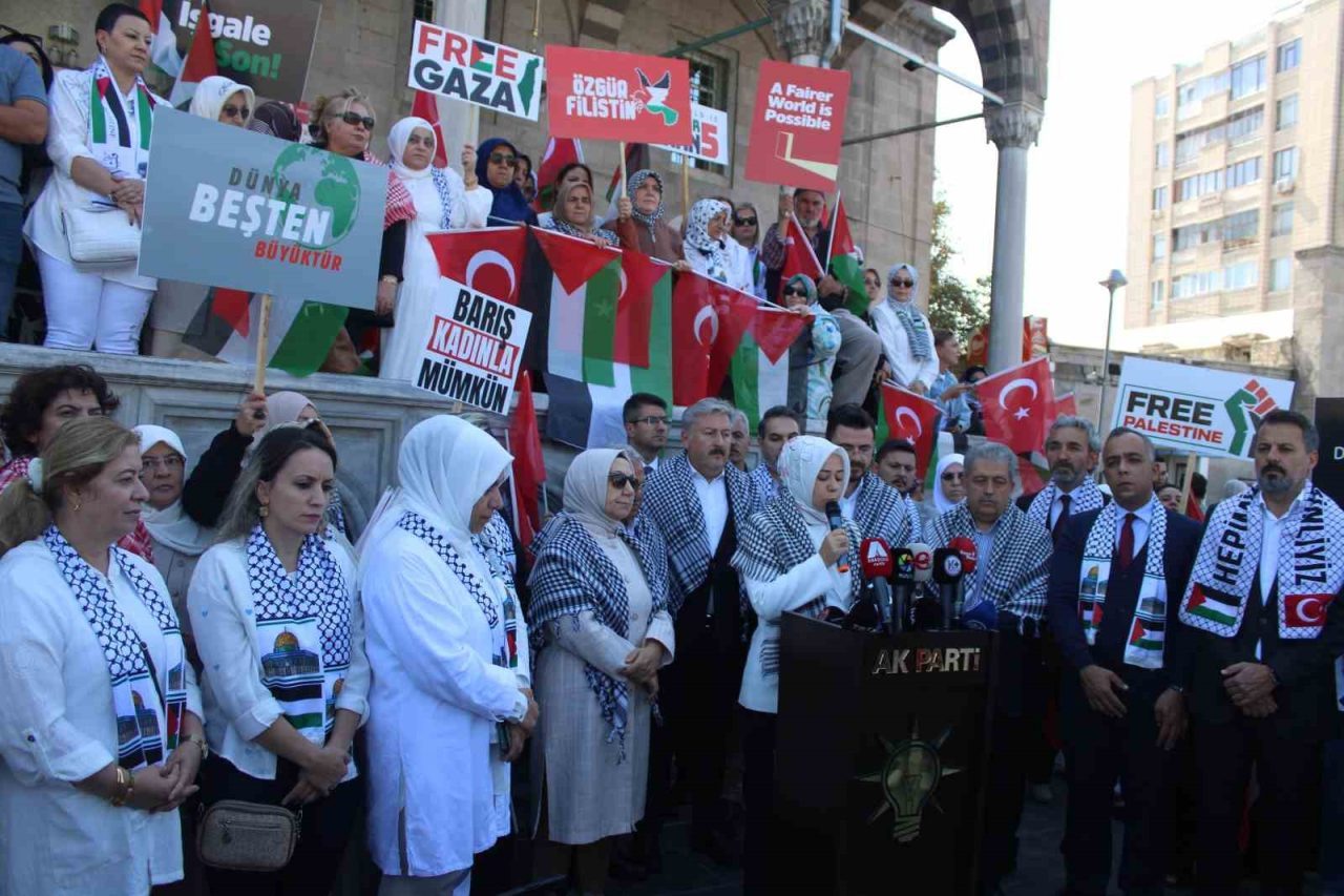 AK Parti Kayseri Kadın Kolları tarafından düzenlenen etkinliğe katılan kadınlar;
