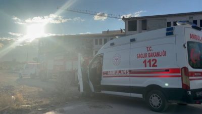 Erzincan’da alacaklarını alamayan işçiler çatıya çıktı. Kriz ödeme ile çözüldü.