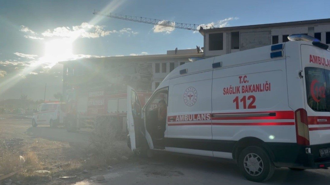 Erzincan’da alacaklarını alamayan işçiler çatıya çıktı. Kriz ödeme ile çözüldü.