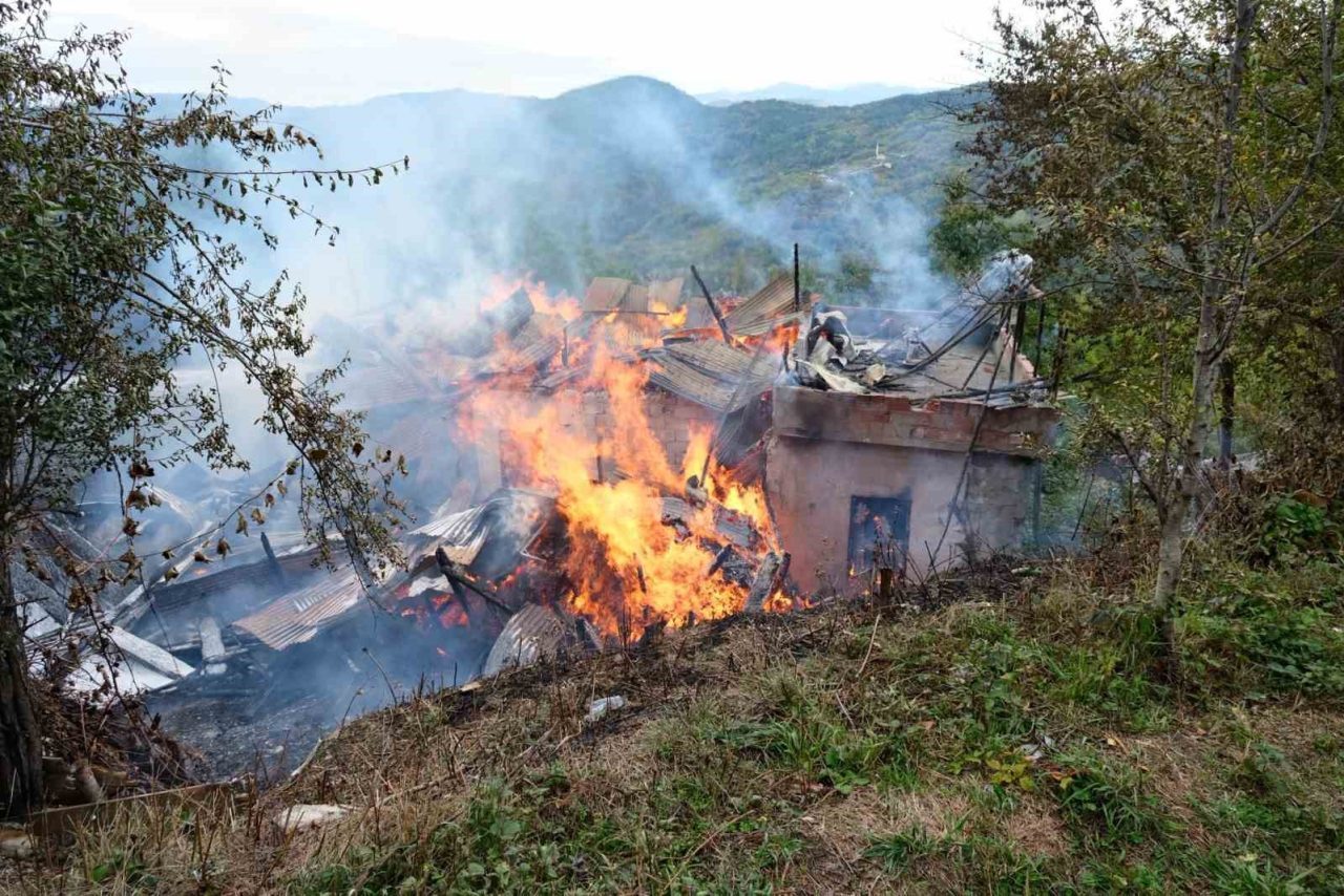 Kastamonu’nun Bozkurt ilçesinde çıkan yangında iki katlı ahşap ev yanarak