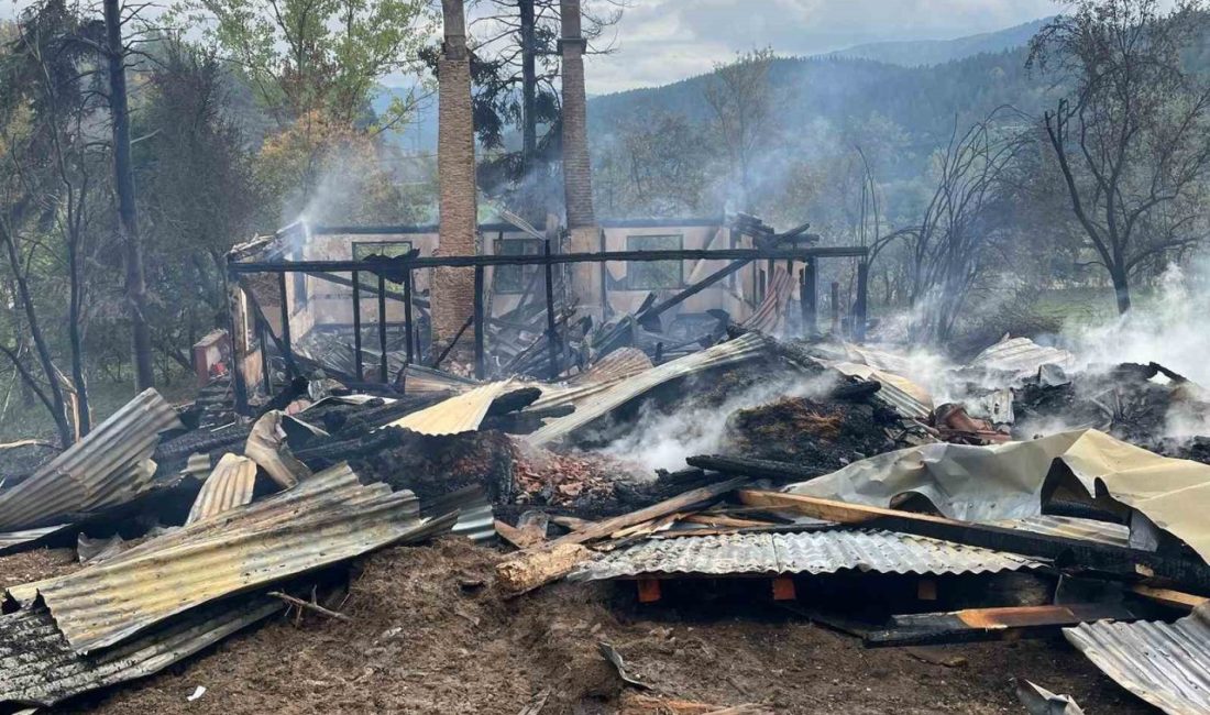 Kastamonu’nun Küre ilçesinde çıkan yangında ahşap ev kullanılmaz hale geldi.