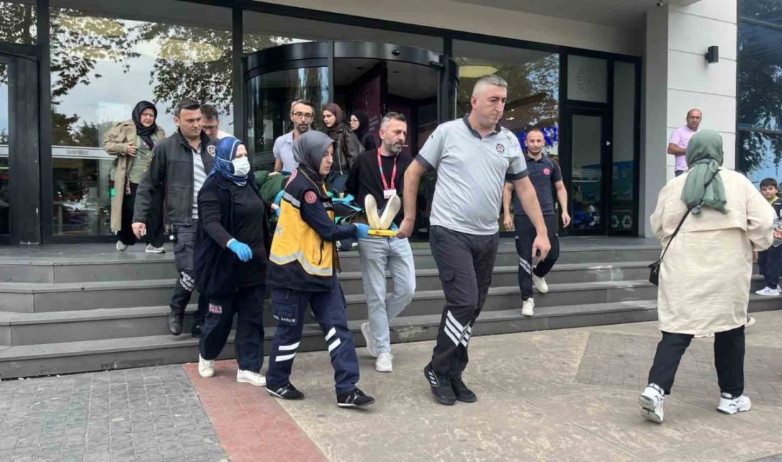 Ordu’nun Ünye ilçesinde bir alışveriş merkezinde dengesini kaybederek düşen yaşlı