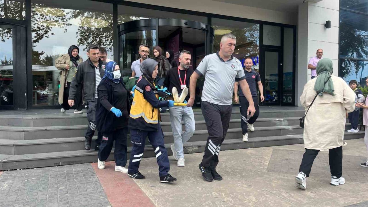 Ordu’nun Ünye ilçesinde bir alışveriş merkezinde dengesini kaybederek düşen yaşlı