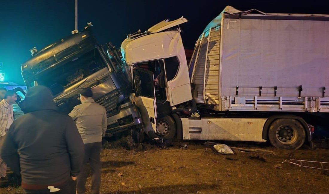 Amasya’nın Suluova ilçesinde 2 tırın çarpışması sonucu meydana gelen kazada