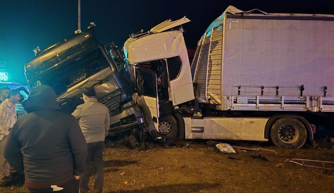 Amasya’nın Suluova ilçesinde 2 tırın çarpışması sonucu meydana gelen kazada