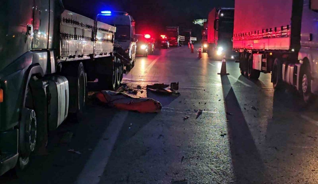 Anadolu Otoyolu Sakarya geçişinde emniyet şeridinde durarak patlayan tırın lastiğini