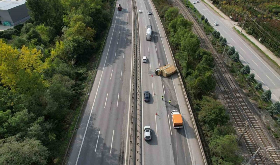 Anadolu Otoyolu Sakarya geçişinde kontrolden çıkan kamyonet yan yattı. Otoyolun