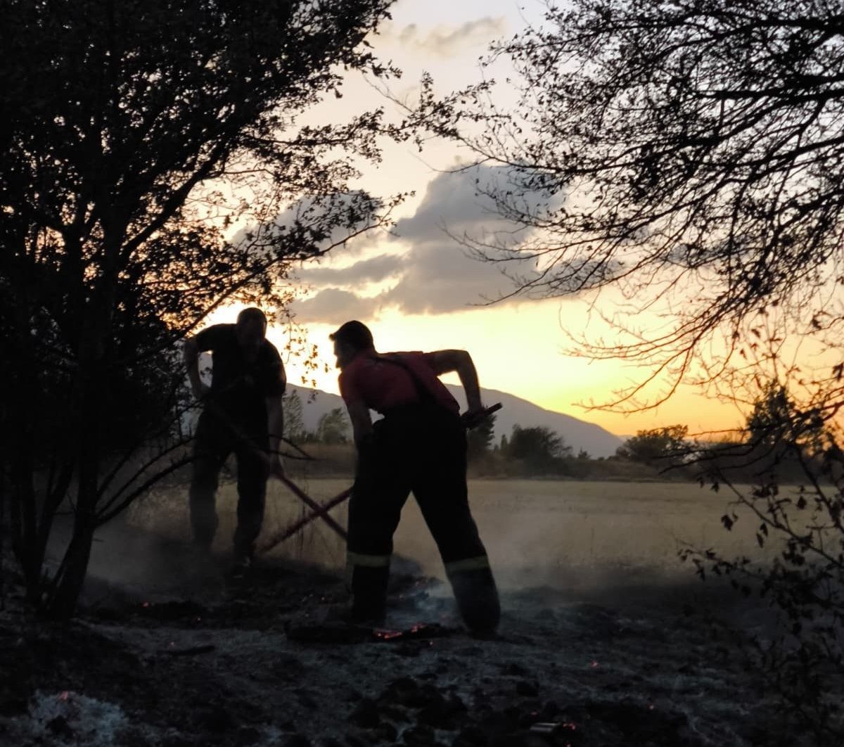 Erzincan’ın Günbağı köyü arazisinde çıkan anız yangını itfaiye ekiplerinin müdahalesiyle