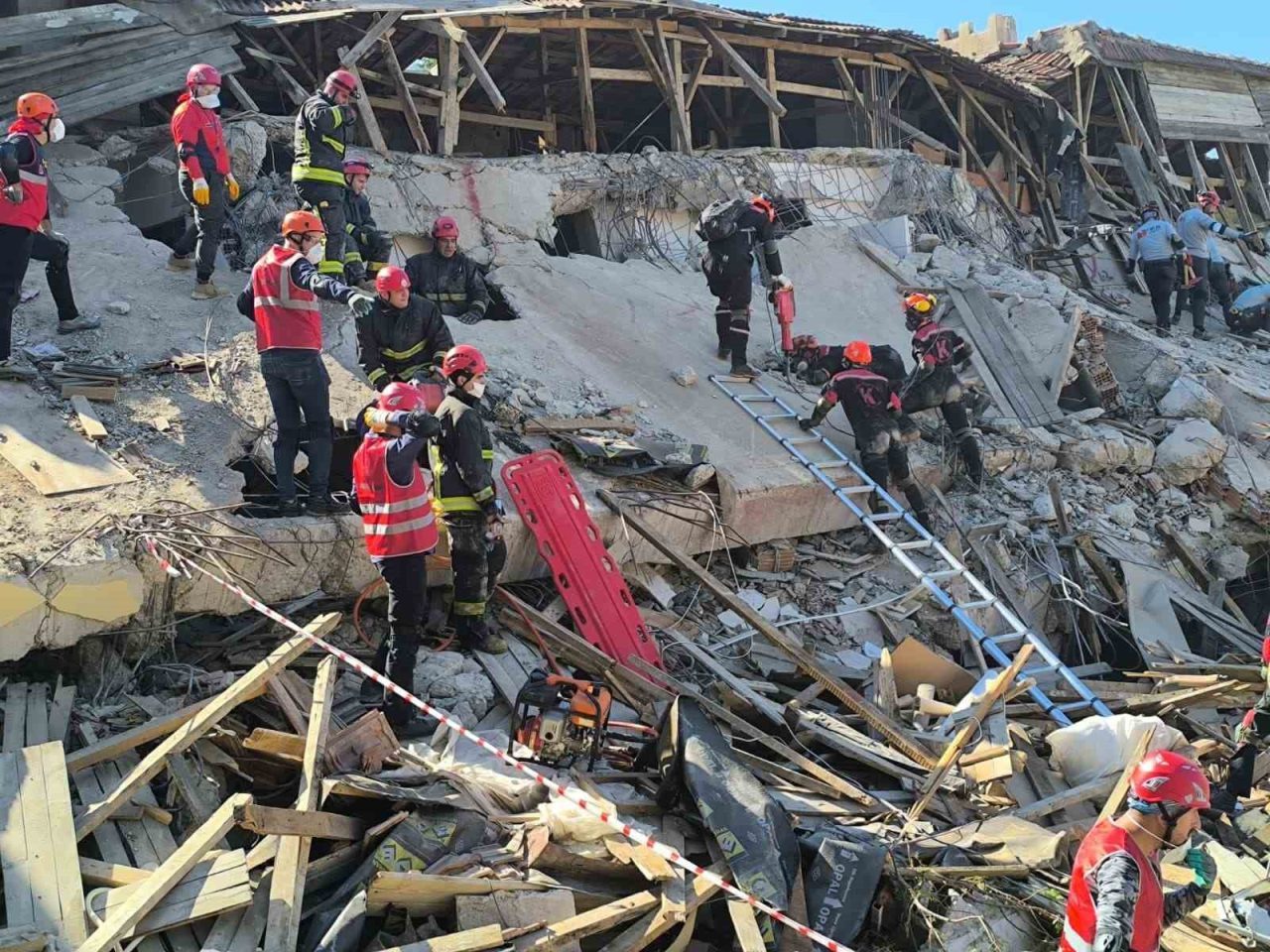 Antalya’nın Gazipaşa ilçesinde, riskli yapı olarak belirlenip kısa süre önce