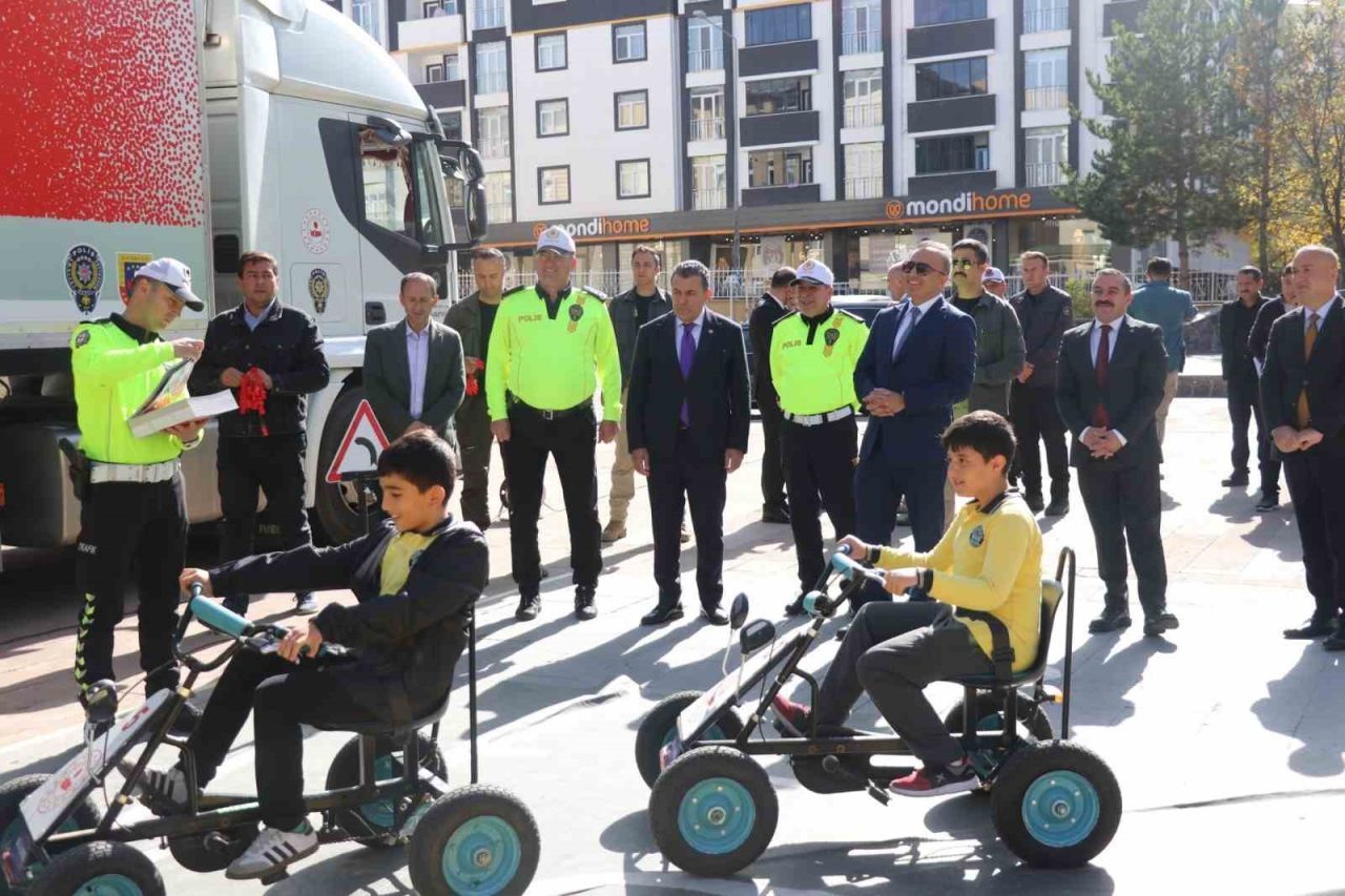 Ardahan’da Mobil Trafik Eğitim TIR’ında ilkokul öğrencilerine eğitim verildi. İçişleri