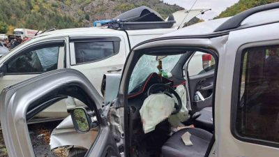 Artvin’in Şavşat ilçesinde üç aracın karıştığı zincirleme trafik kazasında 4