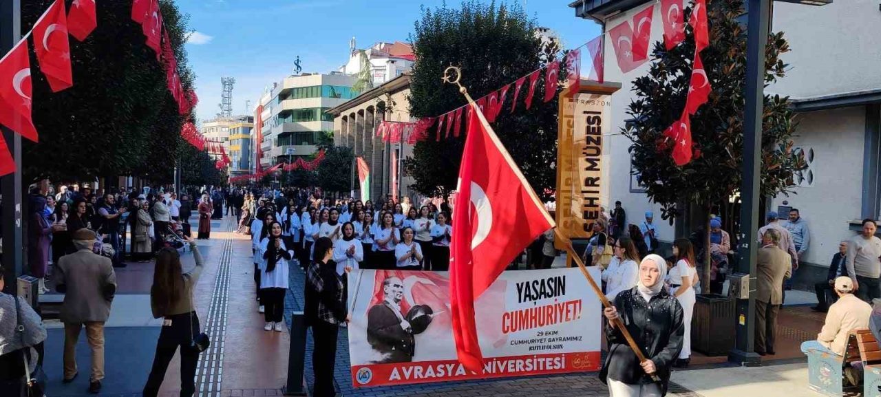 Avrasya Üniversitesi, 29 Ekim Cumhuriyet Bayramı etkinliklerini Trabzon Maraş Caddesi’nde