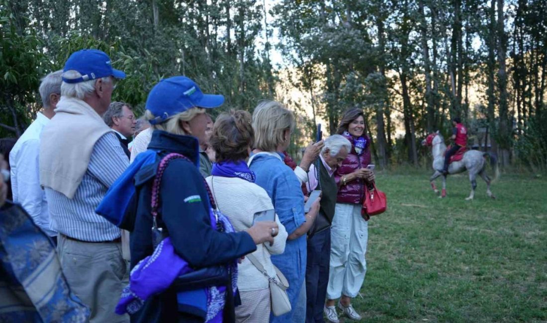 2025 yılı gezi programı kapsamında Belçika’dan yola çıkan klasik otomobil