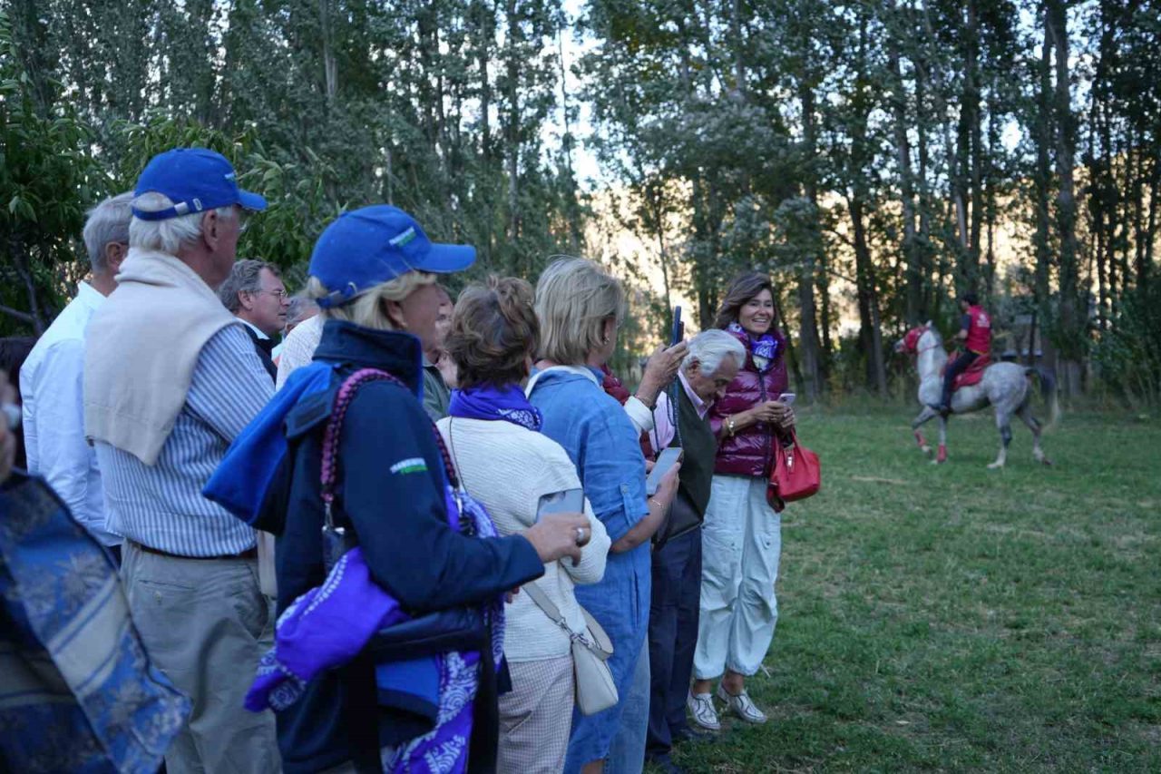 2025 yılı gezi programı kapsamında Belçika’dan yola çıkan klasik otomobil