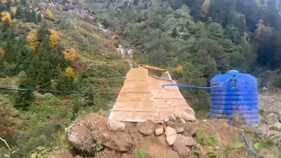 Rize’nin Ayder Yaylası’nda mezar görünümlü su deposu görenleri şaşırtıyor. Dua