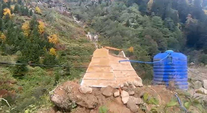 Rize’nin Ayder Yaylası’nda mezar görünümlü su deposu görenleri şaşırtıyor. Dua