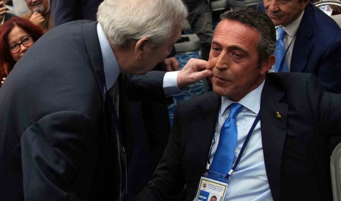Fenerbahçe eski başkanları Aziz Yıldırım ile Ali Koç arasında, kürsü