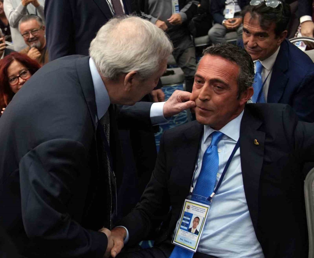 Fenerbahçe eski başkanları Aziz Yıldırım ile Ali Koç arasında, kürsü
