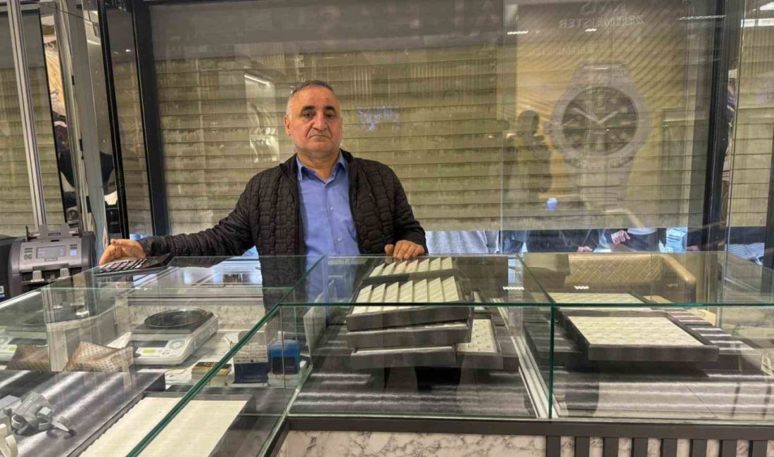 İstanbul Bahçelievler’de yüzleri maskeli 4 hırsız, girdikleri kuyumcudan 1 dakika