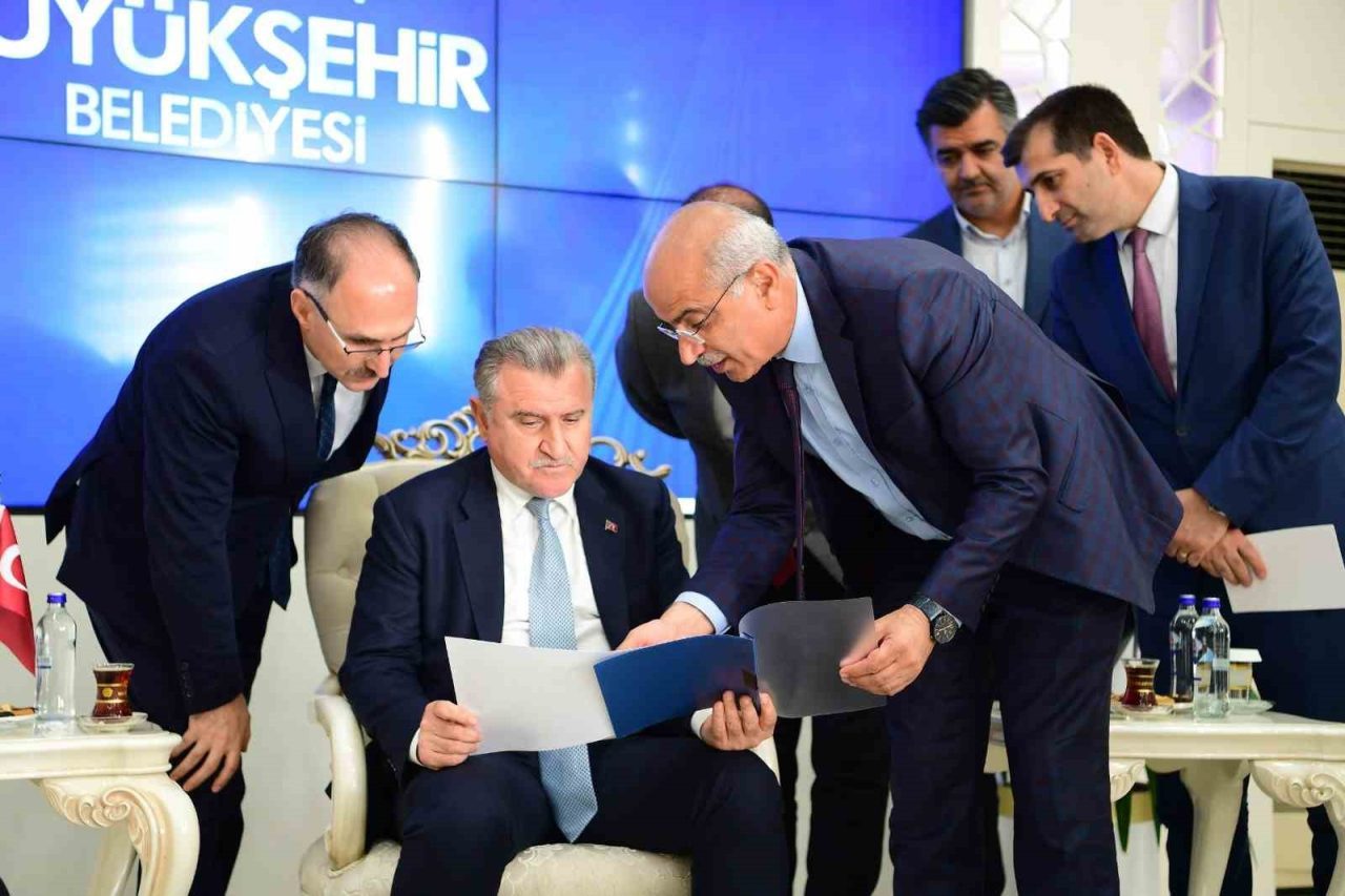 Gençlik ve Spor Bakanı Osman Aşkın Bak, bir dizi programa