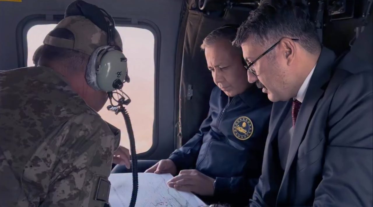 İçişleri Bakanı Ali Yerlikaya, Yüksekova ilçenin Esendere sınırında güvenlik toplantısı