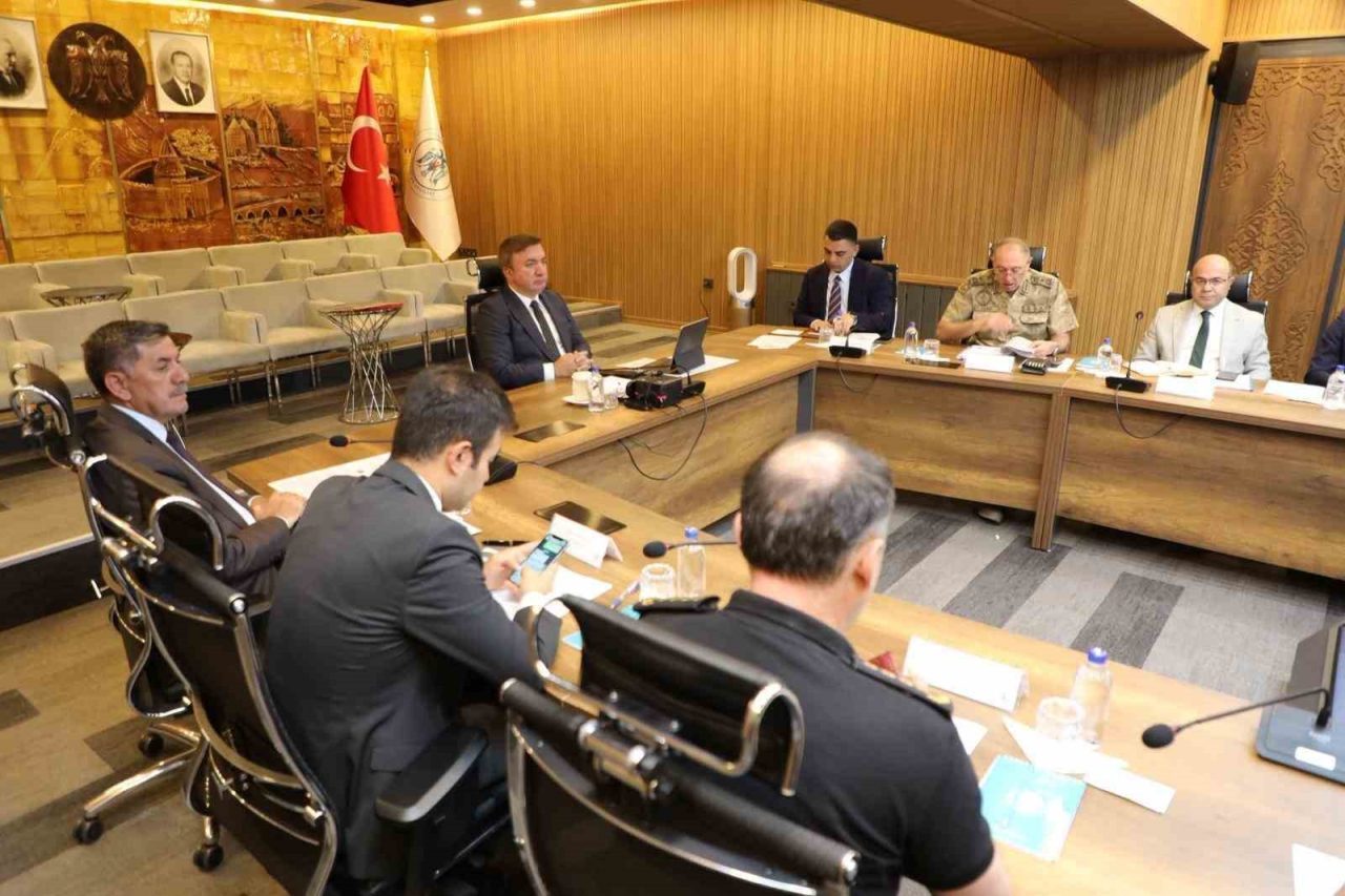 İçişleri Bakanı Ali Yerlikaya ve Ulaştırma ve Altyapı Bakanı Abdulkadir