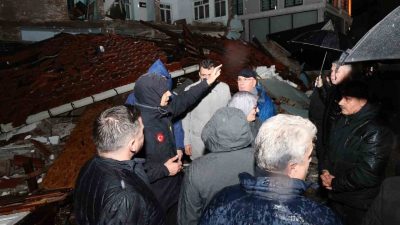 İçişleri Bakanı Ali Yerlikaya depremi meydana geldiği Balıkesir’in Sındırgı ilçesini
