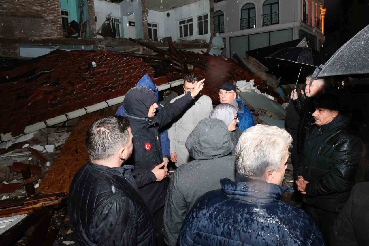İçişleri Bakanı Ali Yerlikaya depremi meydana geldiği Balıkesir’in Sındırgı ilçesini