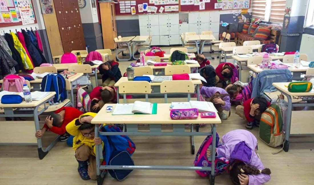 Balıkesir’de, “Yeşil Vatan-Benim Okulum Geleceğe Çare” projesi kapsamında yürütülen Afetler