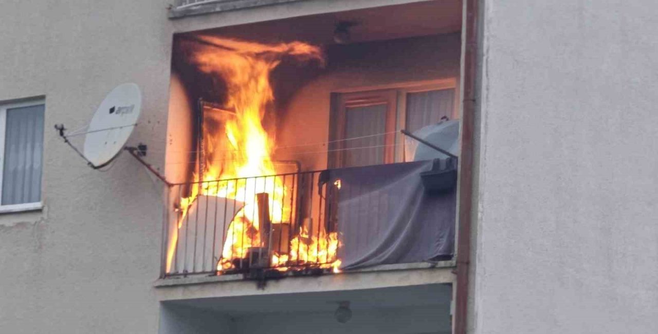 Kastamonu’nun Cide ilçesinde evin balkonunda bırakılan köz sebebiyle çıkan yangın