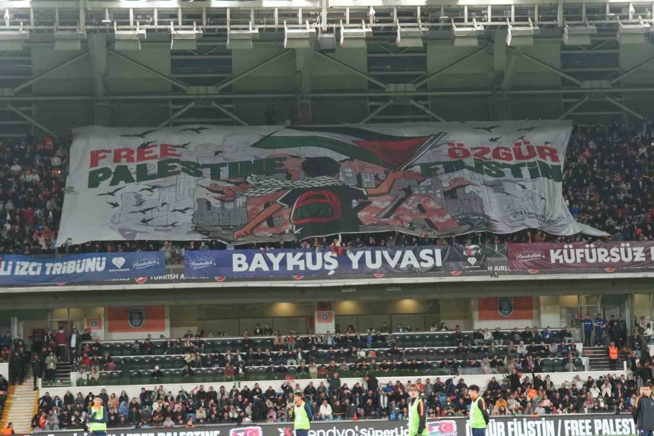 Başakşehir taraftarları, İsrail’in Mescid-i Aksa ve Filistin halkına yönelik saldırılarını