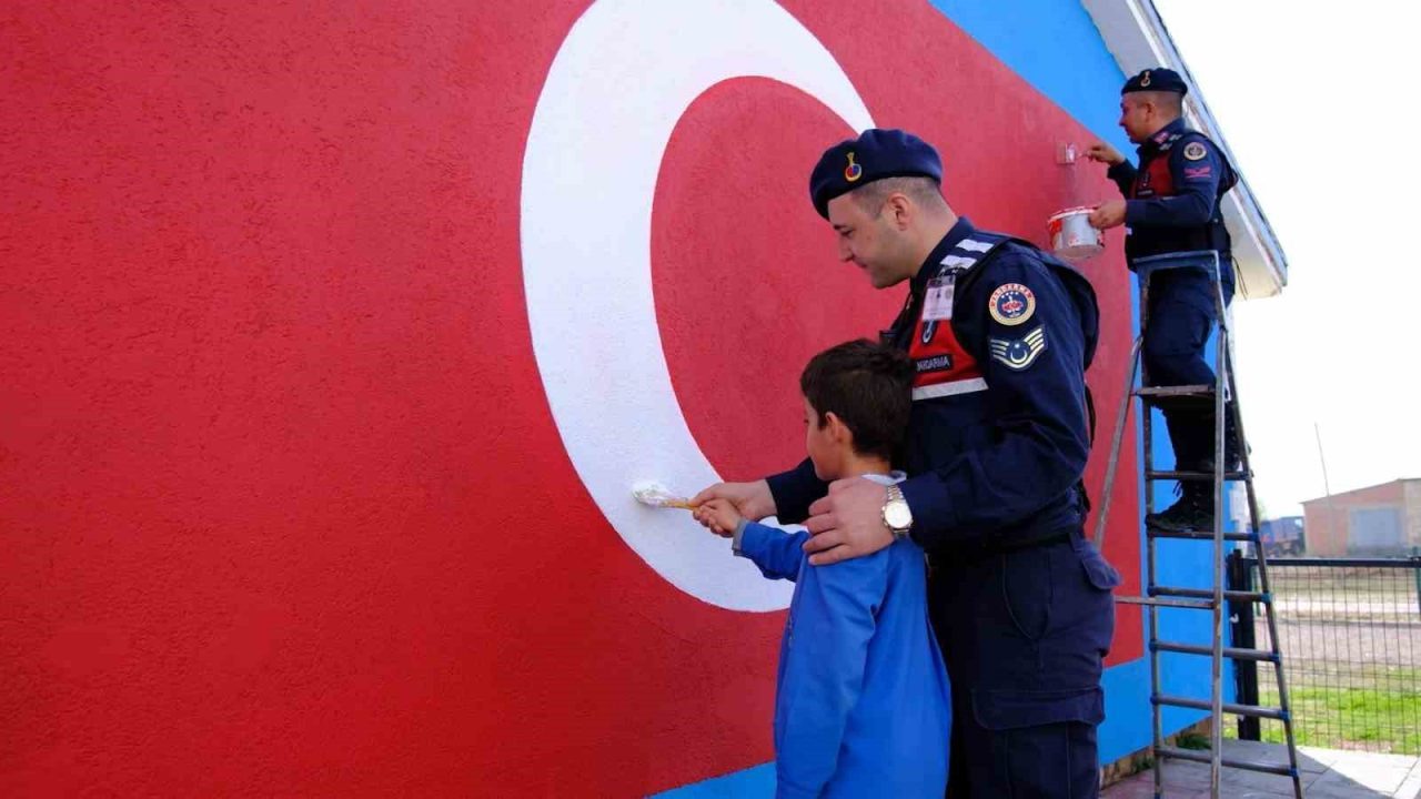 Bayburt’un merkeze bağlı Uğrak köyündeki 7 öğrencili ilkokulun renksiz duvarı,