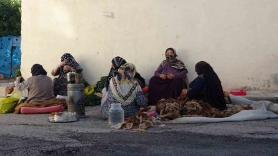 Bayburt’un Şingah Mahallesi’nde yaşayan kadınlar, kışlık hazırlıklarını imece usulüyle yapıyor.
