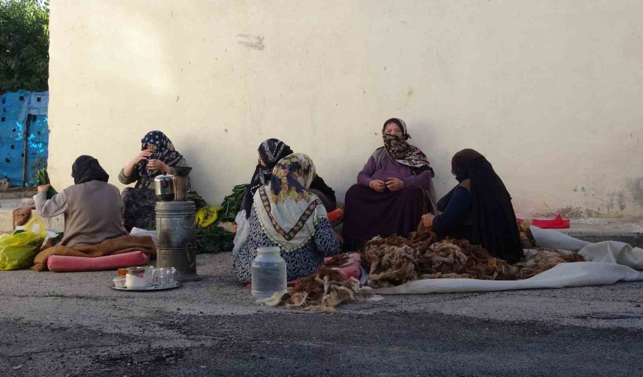 Bayburt’un Şingah Mahallesi’nde yaşayan kadınlar, kışlık hazırlıklarını imece usulüyle yapıyor.
