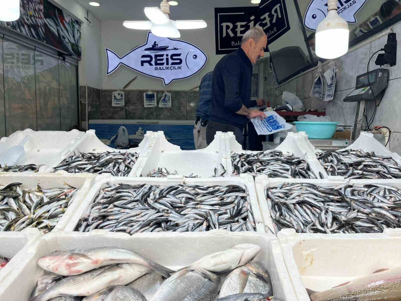 Havanın soğumasıyla birlikte balık tezgahları Bayburt’ta yeniden hareketlendi. Sezonun sevilen