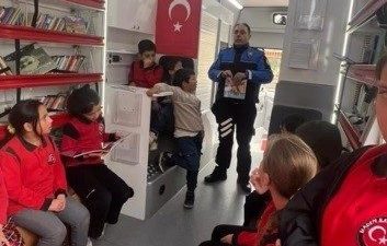 Bayburt’ta gezici kütüphane köyleri gezmeye devam ediyor. Kütüphane Hizmetleri ve