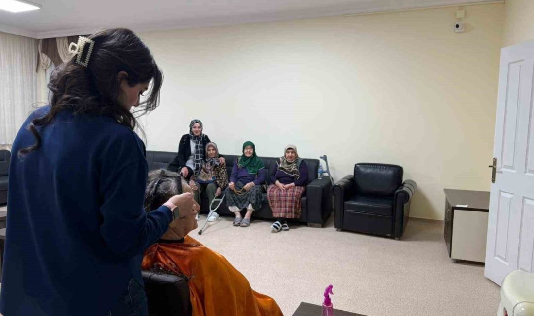 Bayburt Memnune Evsen Huzurevi sakinlerinin kişisel bakımları, gönüllü kuaför tarafından