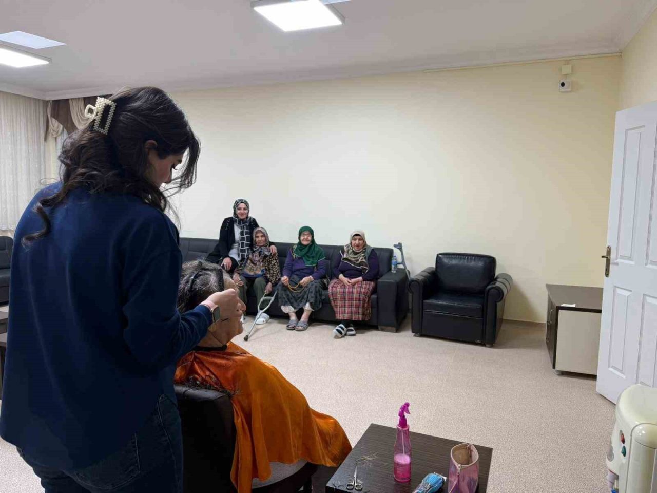 Bayburt Memnune Evsen Huzurevi sakinlerinin kişisel bakımları, gönüllü kuaför tarafından