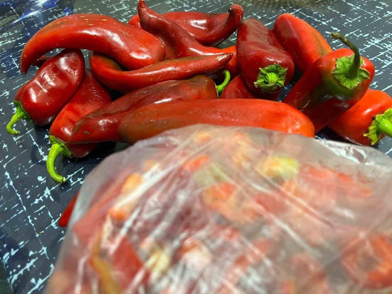 Bayburt’ta kadınlar, yaklaşan kış öncesi geleneksel kışlık hazırlıklarını sürdürüyor. Her