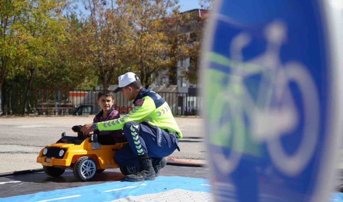 Bayburt İl Jandarma Komutanlığı Trafik Kısım Amirliği ekiplerince, Maden İlkokulu